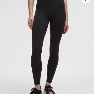 Black Lululemon Wunder Under leggings 25”